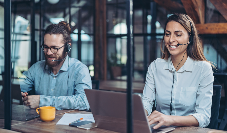 Twee personen van de ondersteuning die glimlachen.